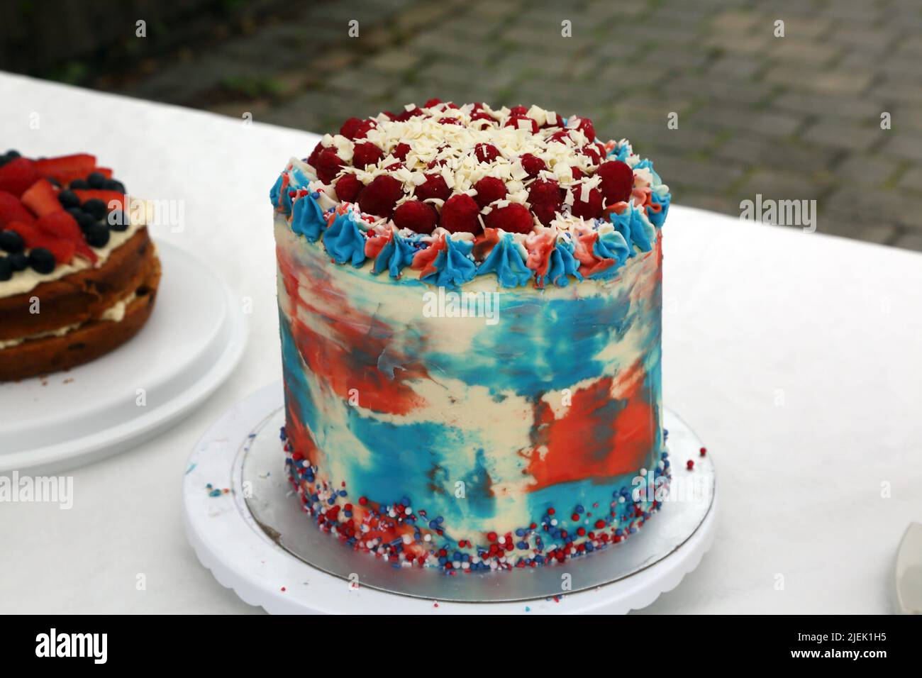 Torta rossa, bianca e blu al Queen Elizabeth II Platinum Jubilee Street Party Surrey England Foto Stock