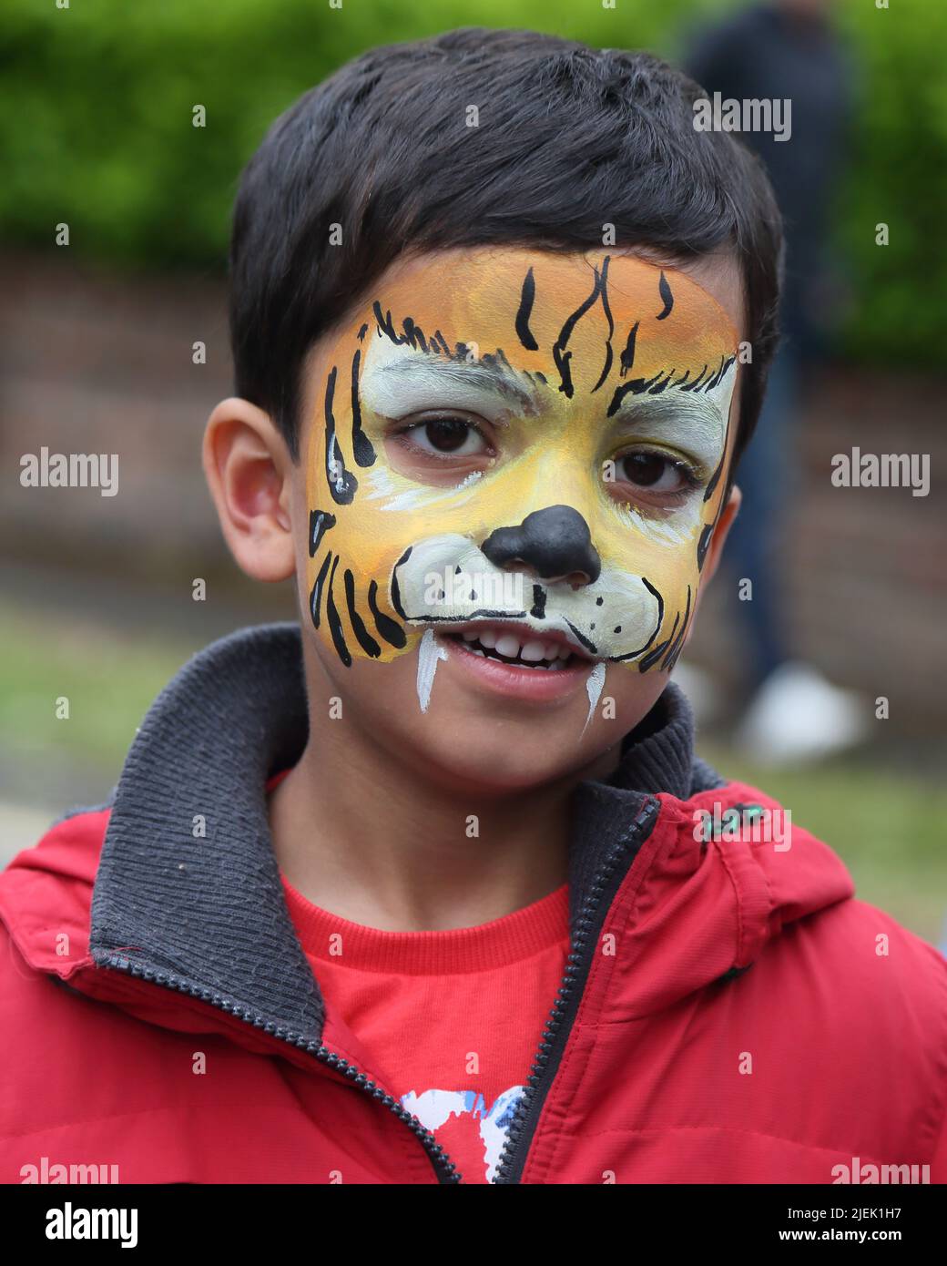 Giovane ragazzo con Tiger Face Paint Regina Elisabetta II Platinum Jubilee Street Party Surrey Inghilterra Foto Stock