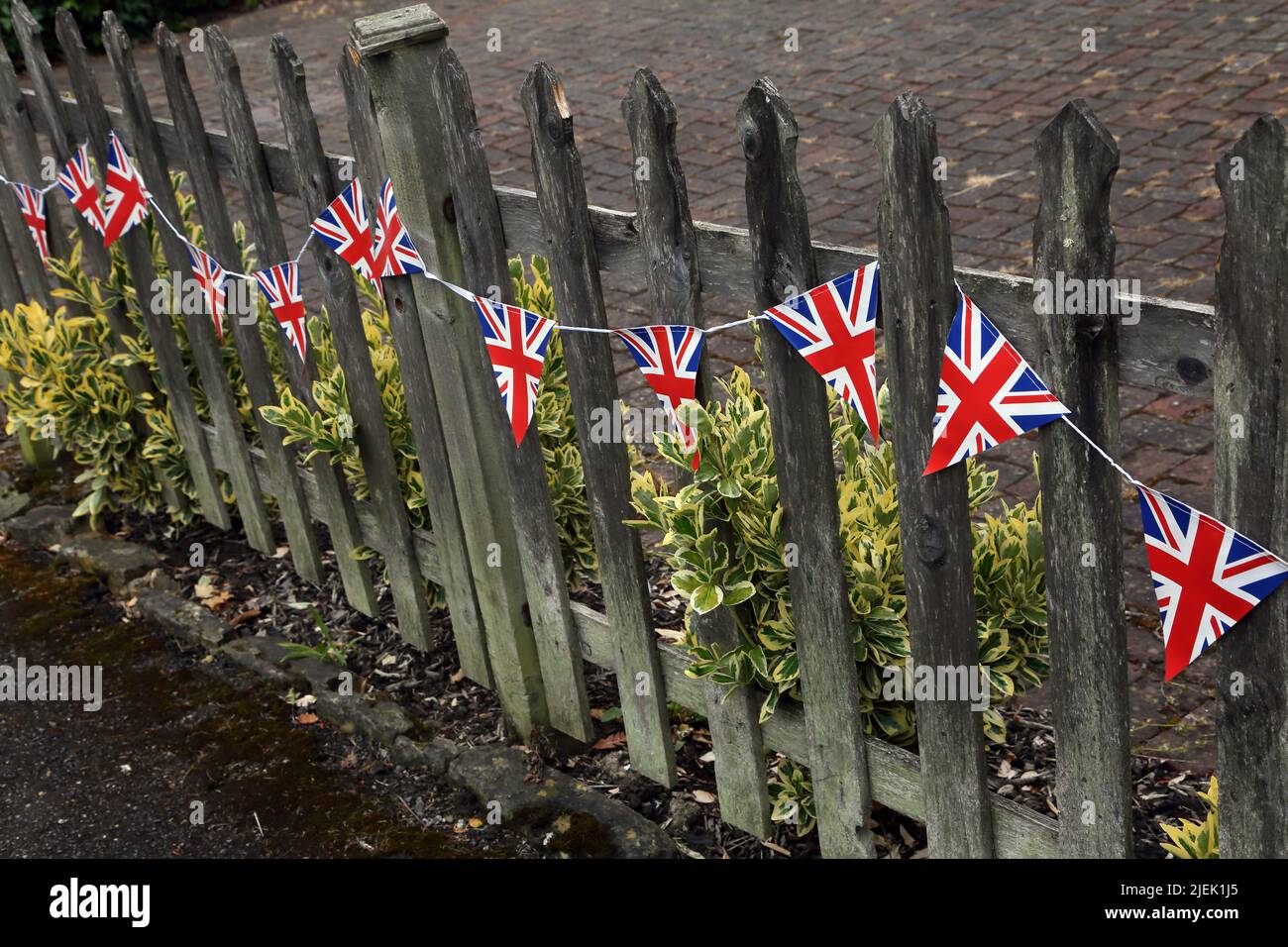 Union Jack Bunting on Fence in Garden for Queen Elizabeth II Platinum Jubilee Street Party Surrey England Foto Stock