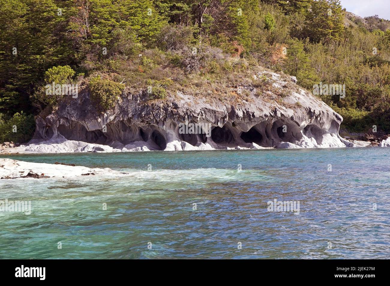 Grotte e geologiche si piegano lungo la riva del Lago generale Carrera, Patagonia, Cile Foto Stock