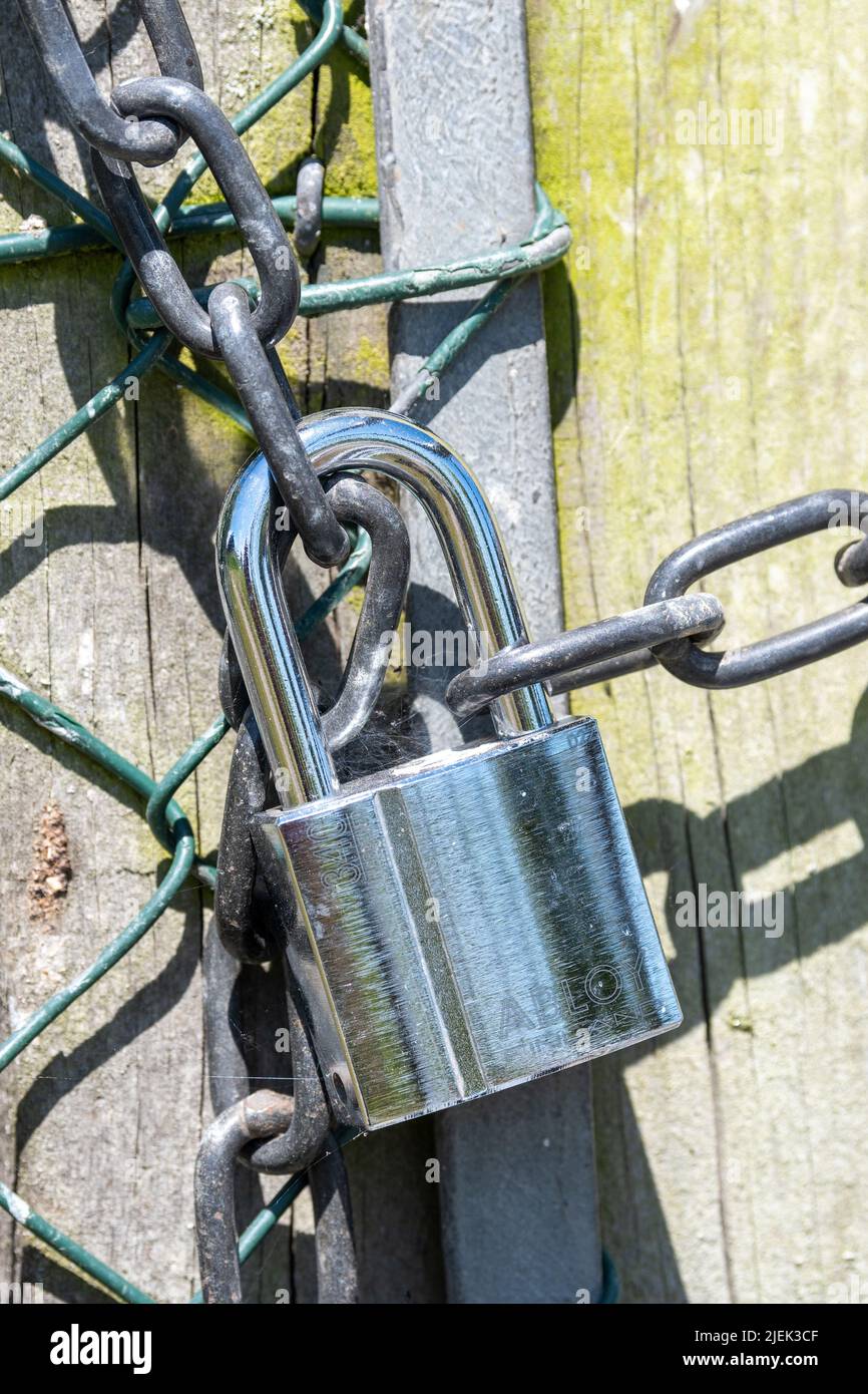 Cancelli fissati saldamente con un lucchetto per impieghi pesanti. North Yorkshire, Regno Unito. Foto Stock