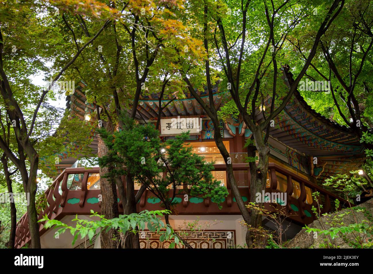 Seul, Corea del Sud. 27th giugno 2022. Foto scattata il 27 giugno 2022 mostra una vista di Sancheonggak a Seoul, Corea del Sud. Sancheonggak, un luogo che vanta cultura e arte tradizionali attraverso sei hanoks e padiglioni con i suoi paesaggi panoramici, riaperto il lunedì dopo due anni di ristrutturazione. Credit: Wang Yiliang/Xinhua/Alamy Live News Foto Stock