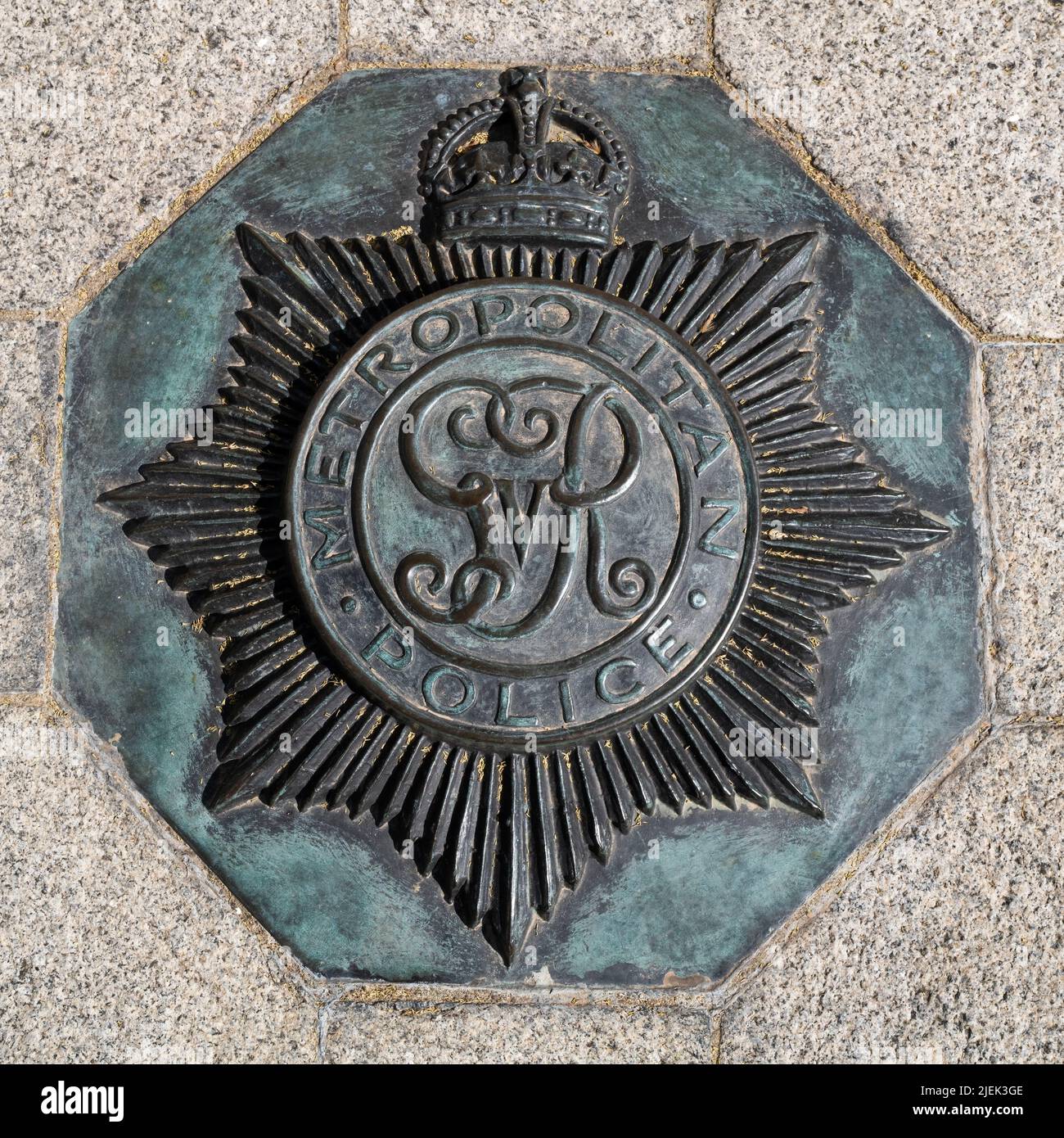 Londra, UK - 16th Aprile 2022: Corona emblam per il servizio Metropolitan Police, incorporato nel marciapiede all'esterno del New Scotland Yard Building, VI Foto Stock