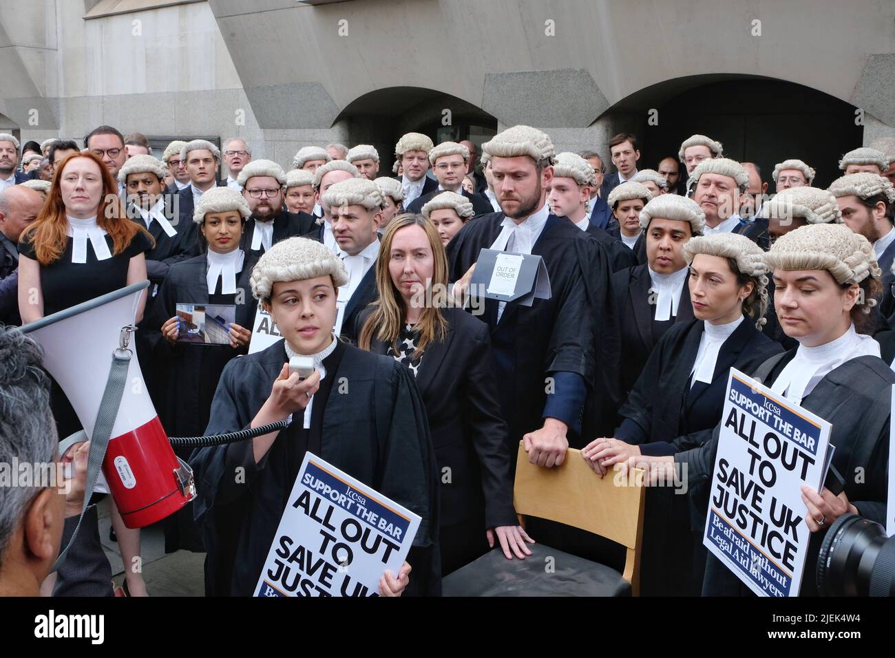 Londra, Regno Unito, 27th giugno 2022. Il barrister Alejandra Llorente Tascon si rivolge alla folla radunata al di fuori del Tribunale penale centrale, quando iniziano a colpire i pagamenti di assistenza legale. Centinaia di barristers e avvocati si sono Uniti al picket fuori della corte anche noto come il vecchio Bailey come palcoscenico walkouts oggi e domani questa settimana e rifiutare nuovi casi. Credit: Undicesima ora Fotografia/Alamy Live News Foto Stock