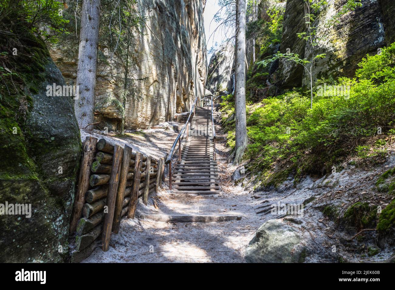 Percorso turistico tra torri di roccia e mura in Adrspach Rocks, Repubblica Ceca Foto Stock