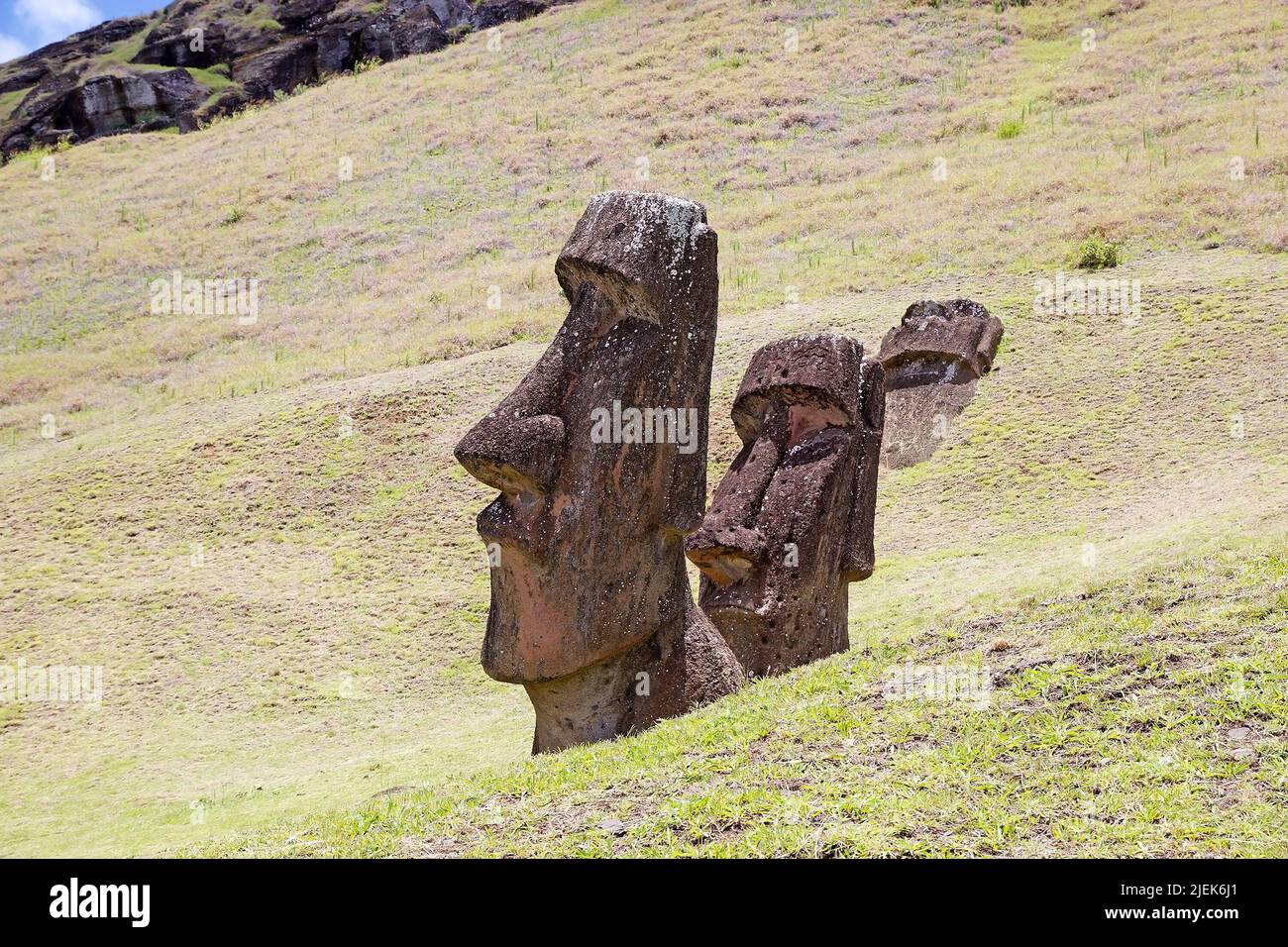 Moai al sito archeologico di Rano Raraku, Isola di Pasqua, Rapa Nui, Cile. Easter Island è un'isola cilena nel sud-est dell'Oceano Pacifico. Io Foto Stock