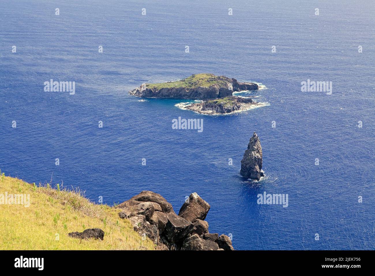 Vista da Orongo al mare, isola di Pasqua, Cile. Motu Iti tra il più grande Motu Nui e lo stack marino di Motu Kao Kao, il luogo del rito del Foto Stock