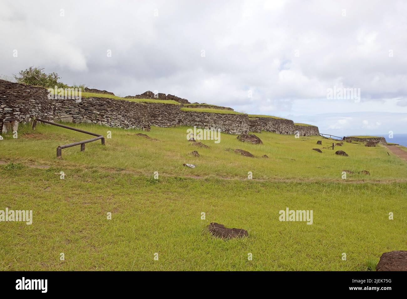 Case in pietra restaurate a Orongo sul vulcano Rano Kau sull'isola di Pasqua, Cile. Orongo era un centro cerimoniale, luogo di culto di Bird Man. Foto Stock