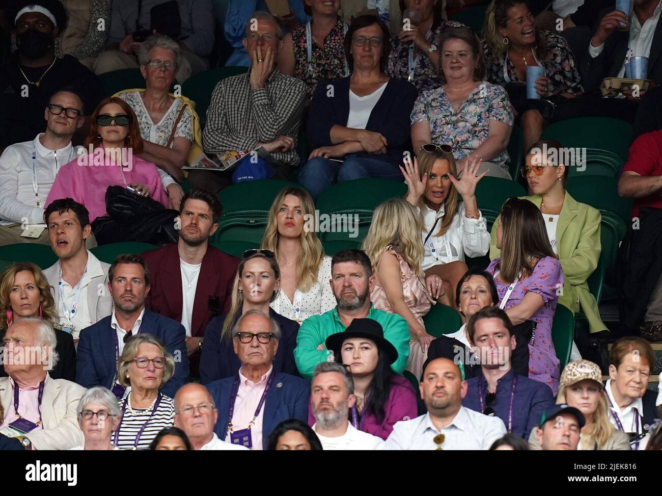 Joel Dommett, Hannah Cooper accanto a Mollie King come Amanda Holden chats con la figlia Lexi (a destra) il giorno uno dei 2022 Wimbledon Championships all'All England Lawn Tennis and Croquet Club, Wimbledon. Data foto: Lunedì 27 giugno 2022. Foto Stock