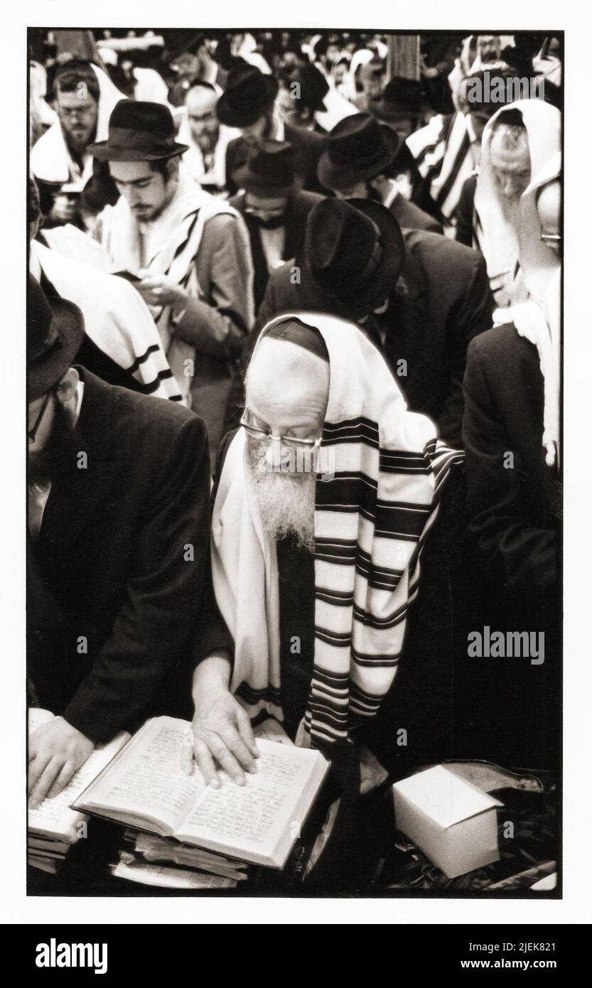 Una folla di uomini al servizio di preghiera mattutino presso la sinagoga principale di Lubavitch al 770 Eastern Parkway a Crown Heights, Brooklyn, New York. Foto Stock