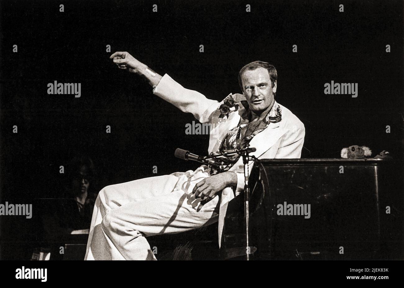Cantante, cantautore e interprete Peter Allen sul palco di Central Park nell'estate del 1977. Foto Stock