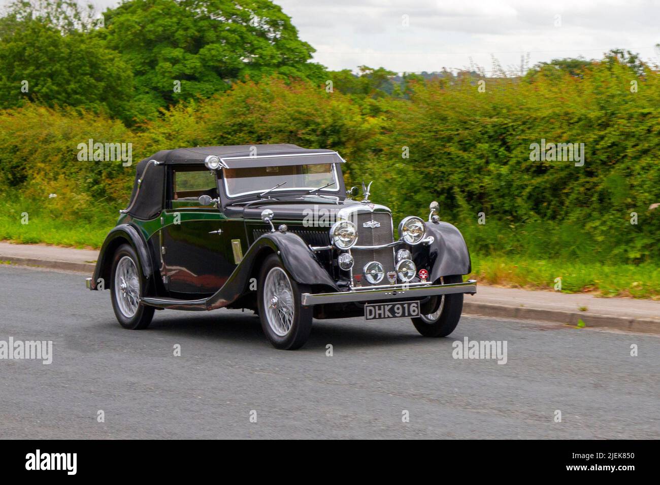 1936 30s Thirties ALVIS 2362cc berlina; in rotta per Hoghton Tower per la Supercar Summer Showtime auto incontro che è organizzato da Great British Motor Show a Preston, Regno Unito Foto Stock