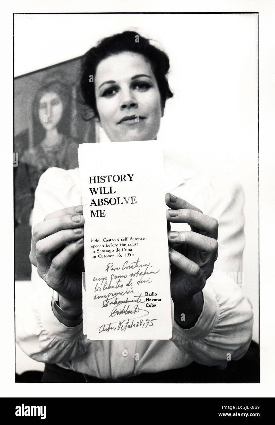 Ritratto dell'acclamato violoncellista Christine Walevska, noto per le sue numerose registrazioni con la Philips Records. Chiamata la 'Dea del Cello' divenne la prima musicista da concerto a Cuba sotto il regime di Castro. Questo è un ritratto alla fine del 1970s mostra che ha in mano un opuscolo firmato da Fidel Castro. Foto Stock