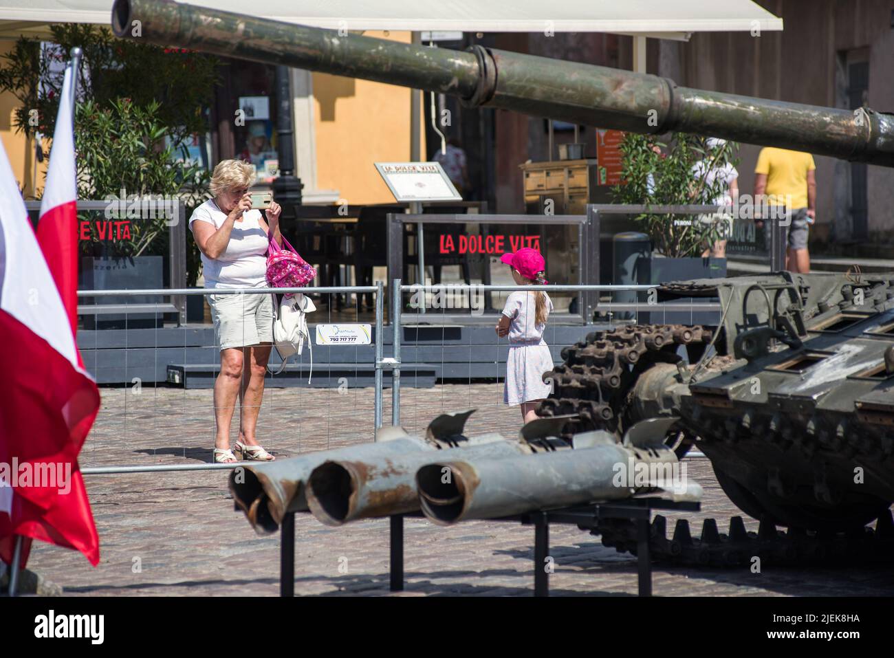 Varsavia, Polonia. 27th giugno 2022. Una donna scatta foto dei carri armati russi distrutti nella città vecchia di Varsavia. I funzionari polacchi e ucraini aprono una mostra all'aperto nella Città Vecchia di Varsavia di carri armati russi distrutti e bruciati catturati dagli ucraini durante la guerra. Ufficialmente chiamata "per la nostra libertà e la tua", la mostra è destinata a mostrare l'orrore della guerra e la difesa eroica di Ukraineís. In seguito sarà mostrata in altre capitali europee come Berlino o Parigi. Credit: SOPA Images Limited/Alamy Live News Foto Stock