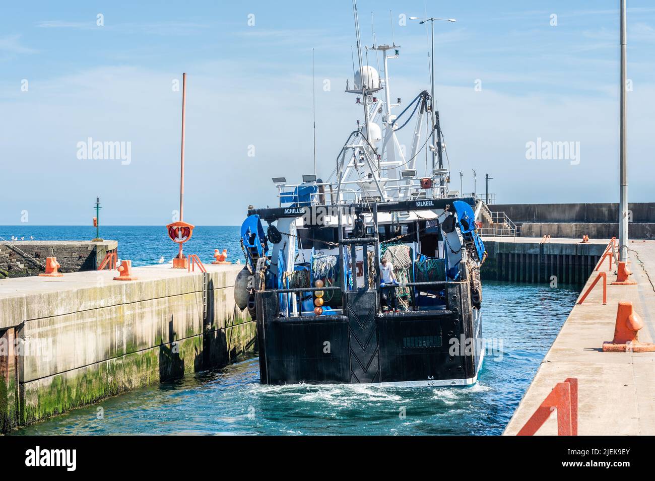 MV Fishing Trawler 'Achillis' con partenza da Kilkeel Harbour, County Down, Irlanda del Nord, Regno Unito. Foto Stock