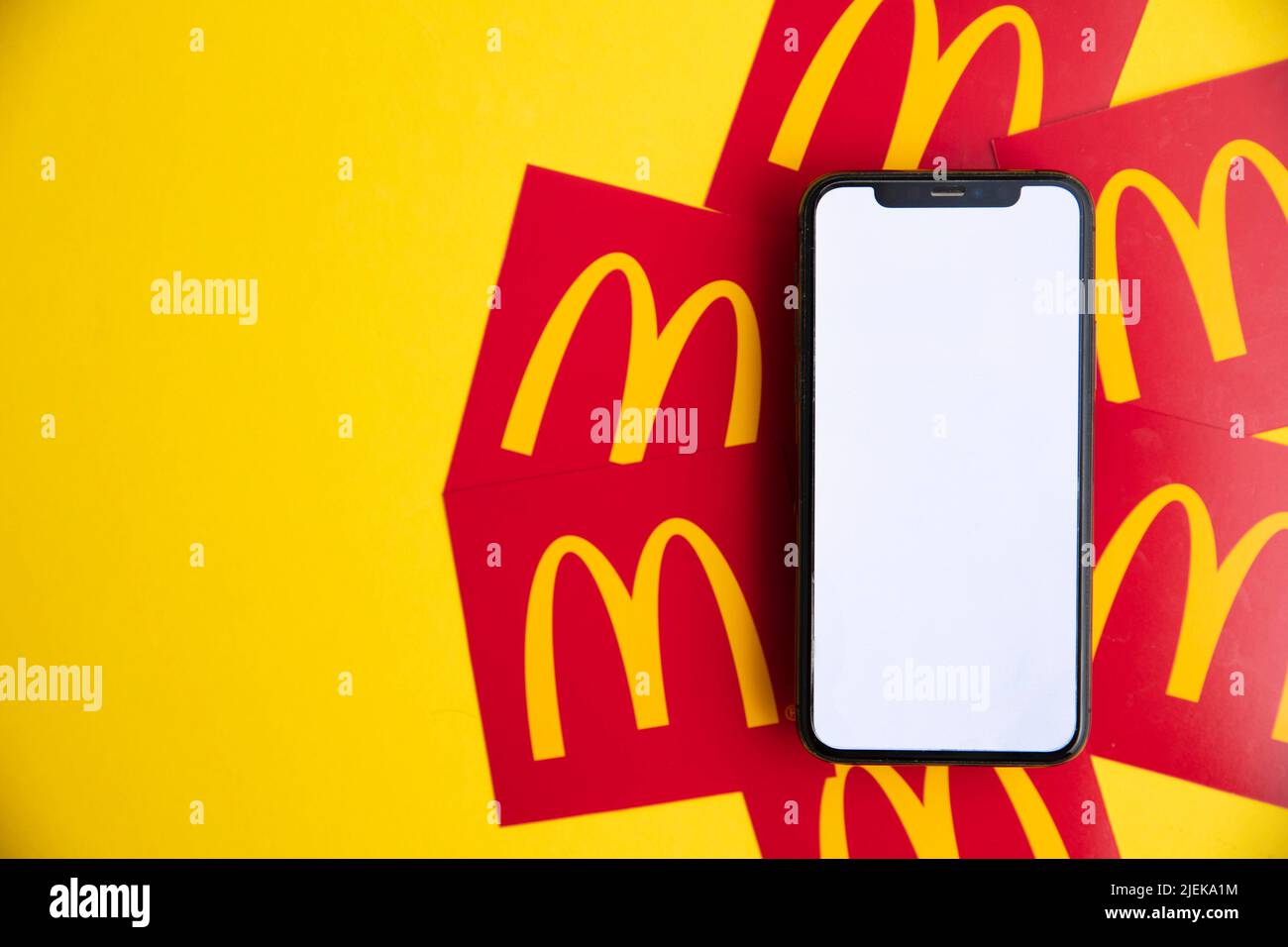 LONDRA, Regno Unito - Giugno 2022: L'iconico logo McDonalds con smartphone. McDonalds è un'azienda globale di fast food Foto Stock