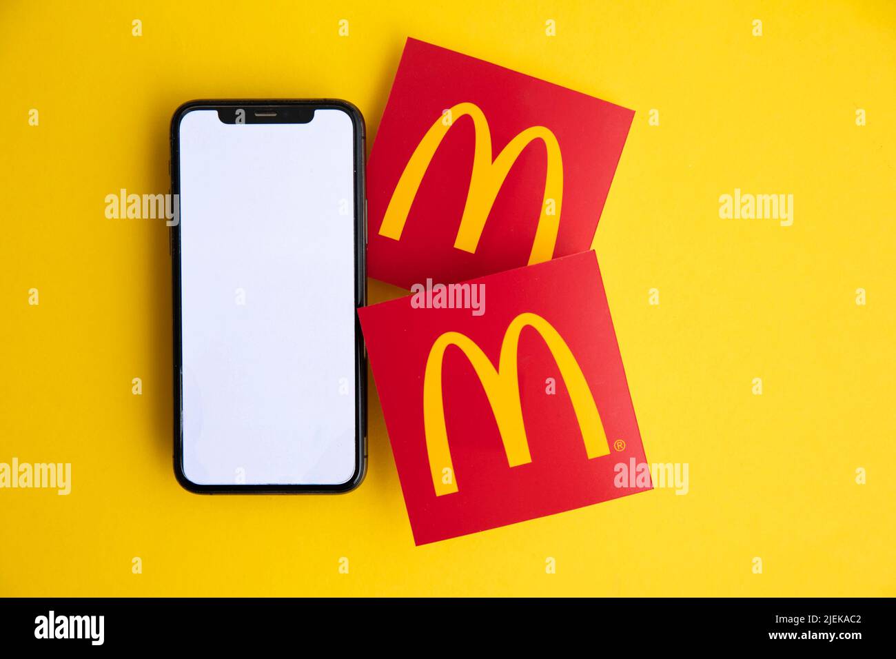 LONDRA, Regno Unito - Giugno 2022: L'iconico logo McDonalds con smartphone. McDonalds è un'azienda globale di fast food Foto Stock