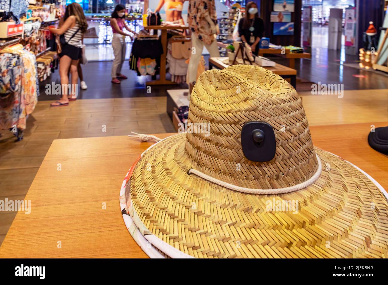 Negozio di souvenir nel centro commerciale con i clienti, Pattaya, Chonburi, Thailandia Foto Stock