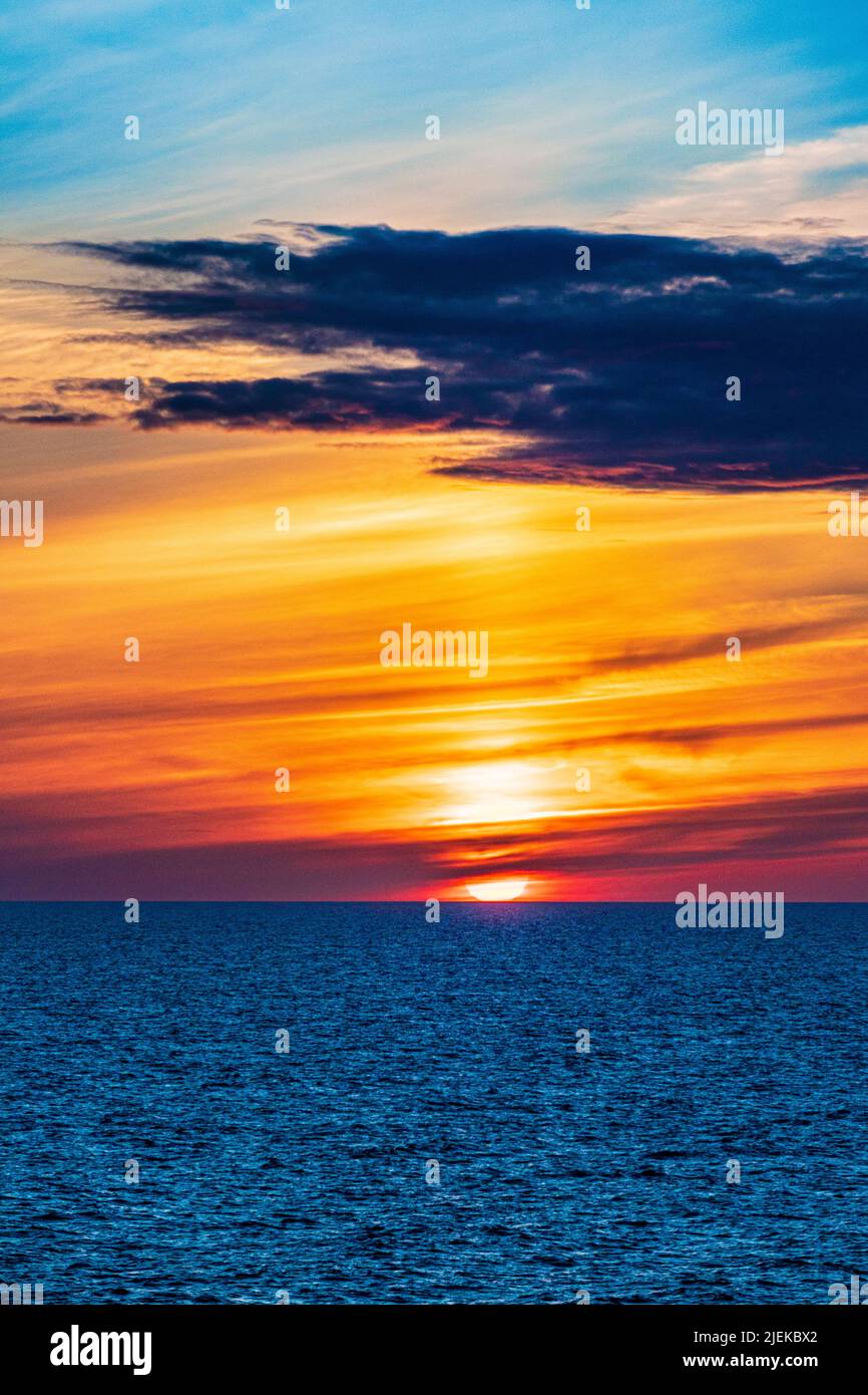 Un tramonto estivo nel Mar Baltico al largo della costa svedese Foto Stock