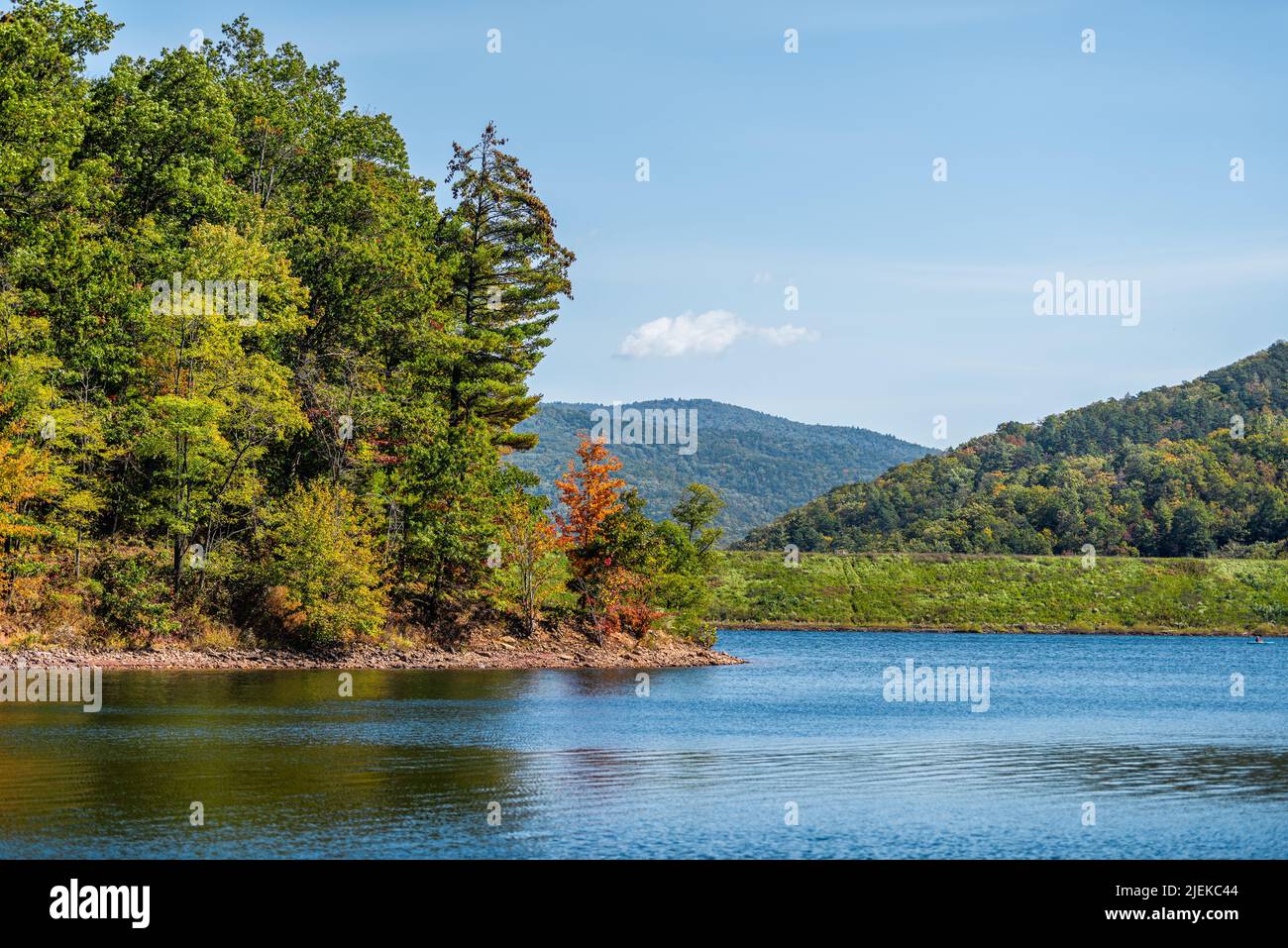 Lago di Switzer nella contea di Rockingham Hinton, Virginia autunno stagione autunnale in George Washington National Forest paesaggio soleggiato con acqua blu e cielo Foto Stock