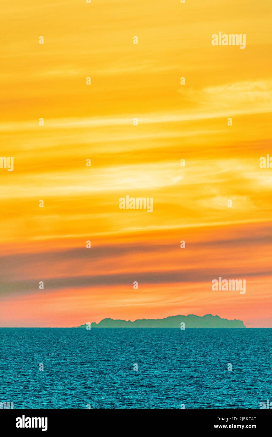 Un tramonto estivo nel Mar Baltico al largo della costa svedese Foto Stock