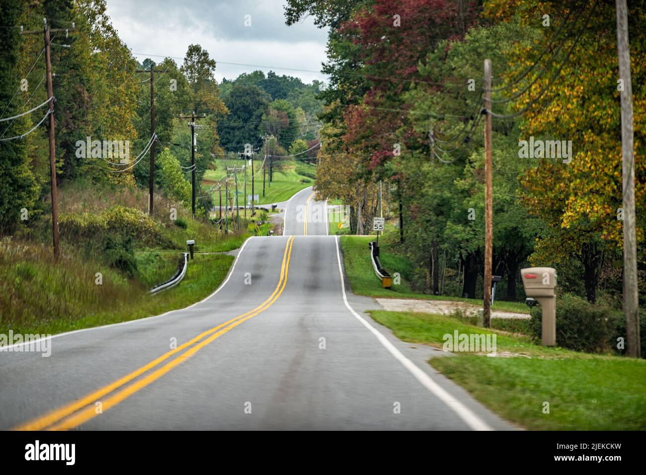 Strada panoramica della Carolina del Nord nelle Blue Ridge Mountains con paesaggio rurale di campagna a Marion, McDowell County sulla US-70 con WAV Rolling Foto Stock