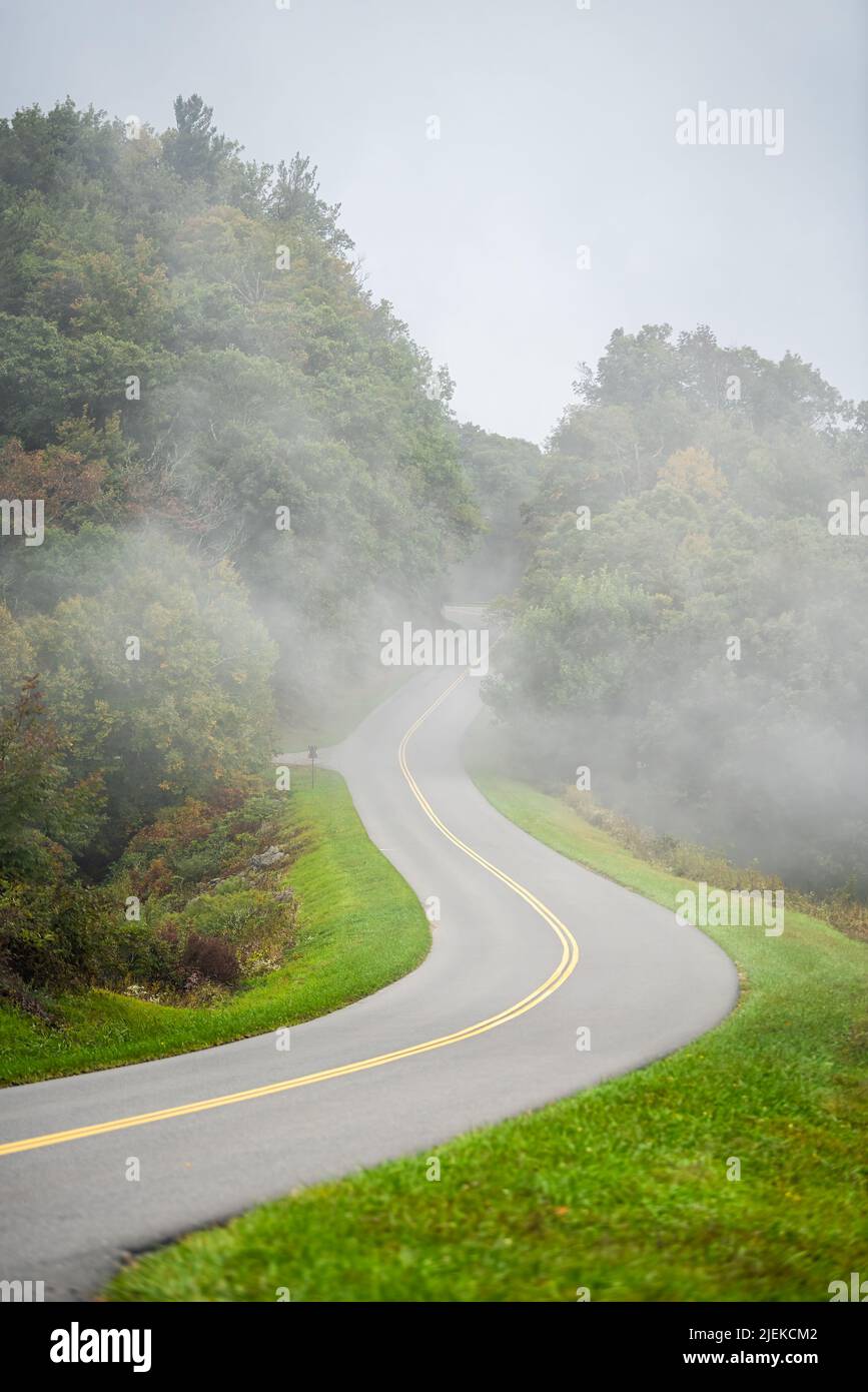 Blue Ridge Parkway, North Carolina caduta fogliame montagne parco nazionale foresta con strada attraverso nebbia clima e nessuno in bellissimo paesaggio v Foto Stock