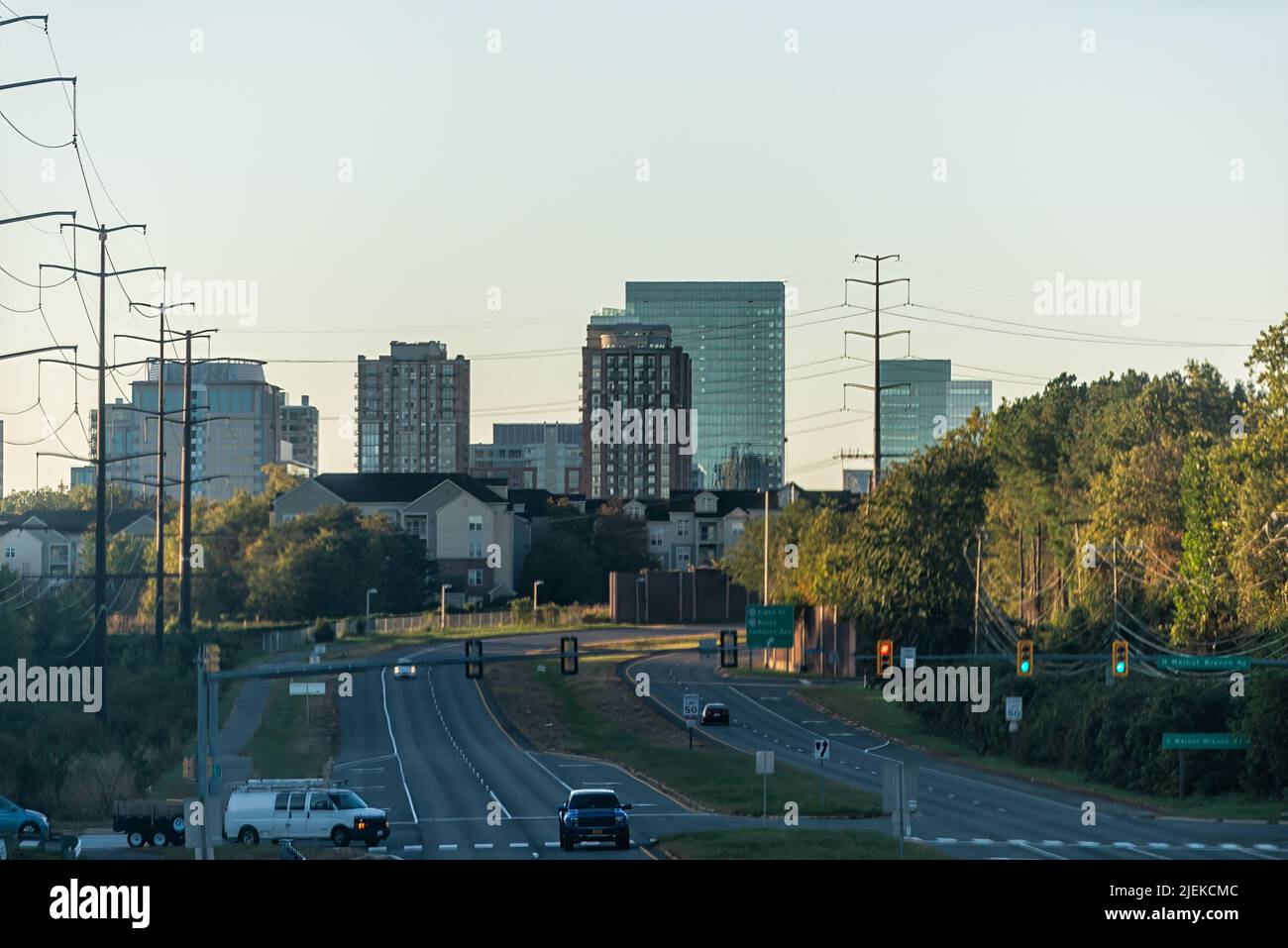 Reston, edificio del centro città della Virginia settentrionale con architettura in vista dell'alba dello skyline cittadino e della strada Foto Stock