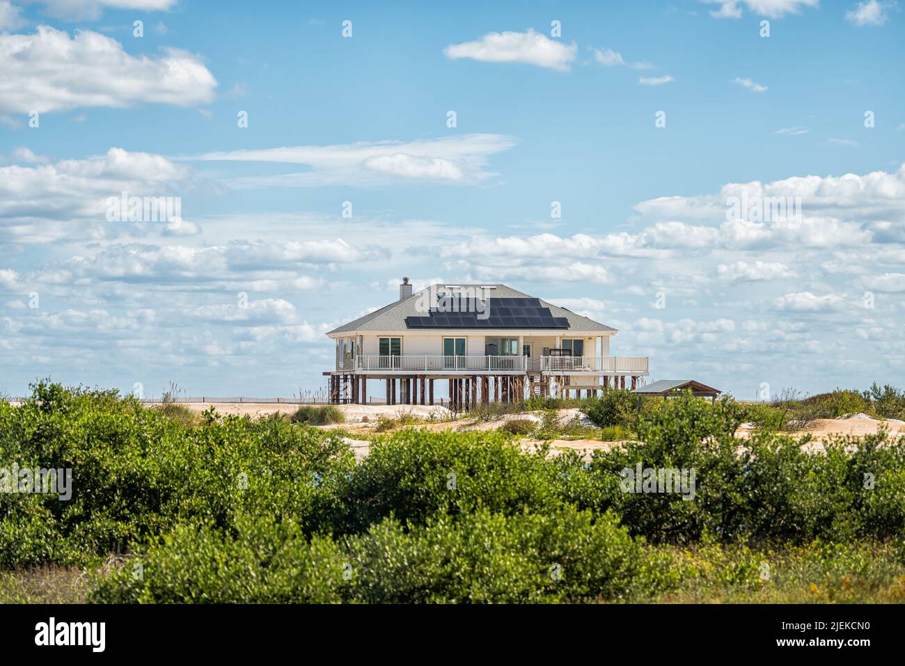 Palafitte casa di vacanza su palafitte di fronte oceano di spiaggia oceano Atlantico a Crescent Beach nella Palm Coast della Florida per proteggere uragano Foto Stock