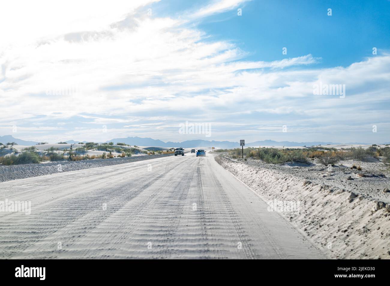 White Sands National Monument Dunes strada e auto in New Mexico guida per le aree di parcheggio per sentieri escursionistici con cielo blu e nuvole Foto Stock