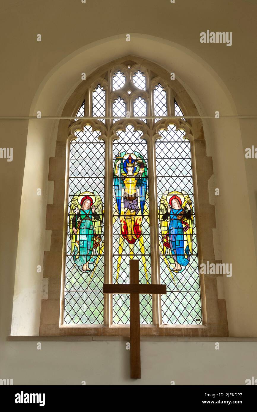 Finestra est che mostra l'Arcangelo Gabriel, San Michele e l'Arcangelo Raffaello, progettato da Eric Dilworth St Michael's Church, Tunstall, Suffolk Foto Stock
