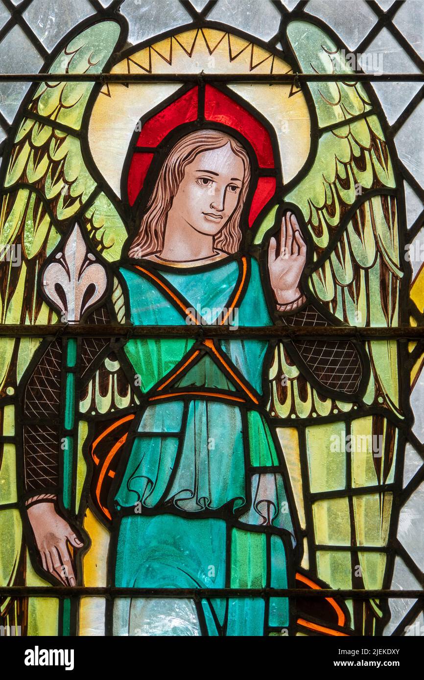 Angel Gabriel nella vetrata Est disegnata da Eric Dilworth nella chiesa di San Michele, Tunstall, Suffolk Foto Stock