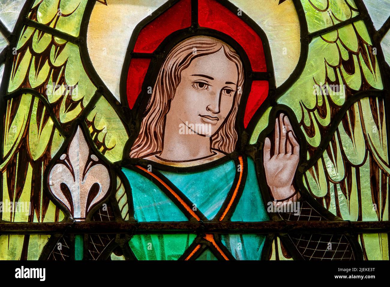 Angel Gabriel nella vetrata Est disegnata da Eric Dilworth nella chiesa di San Michele, Tunstall, Suffolk Foto Stock