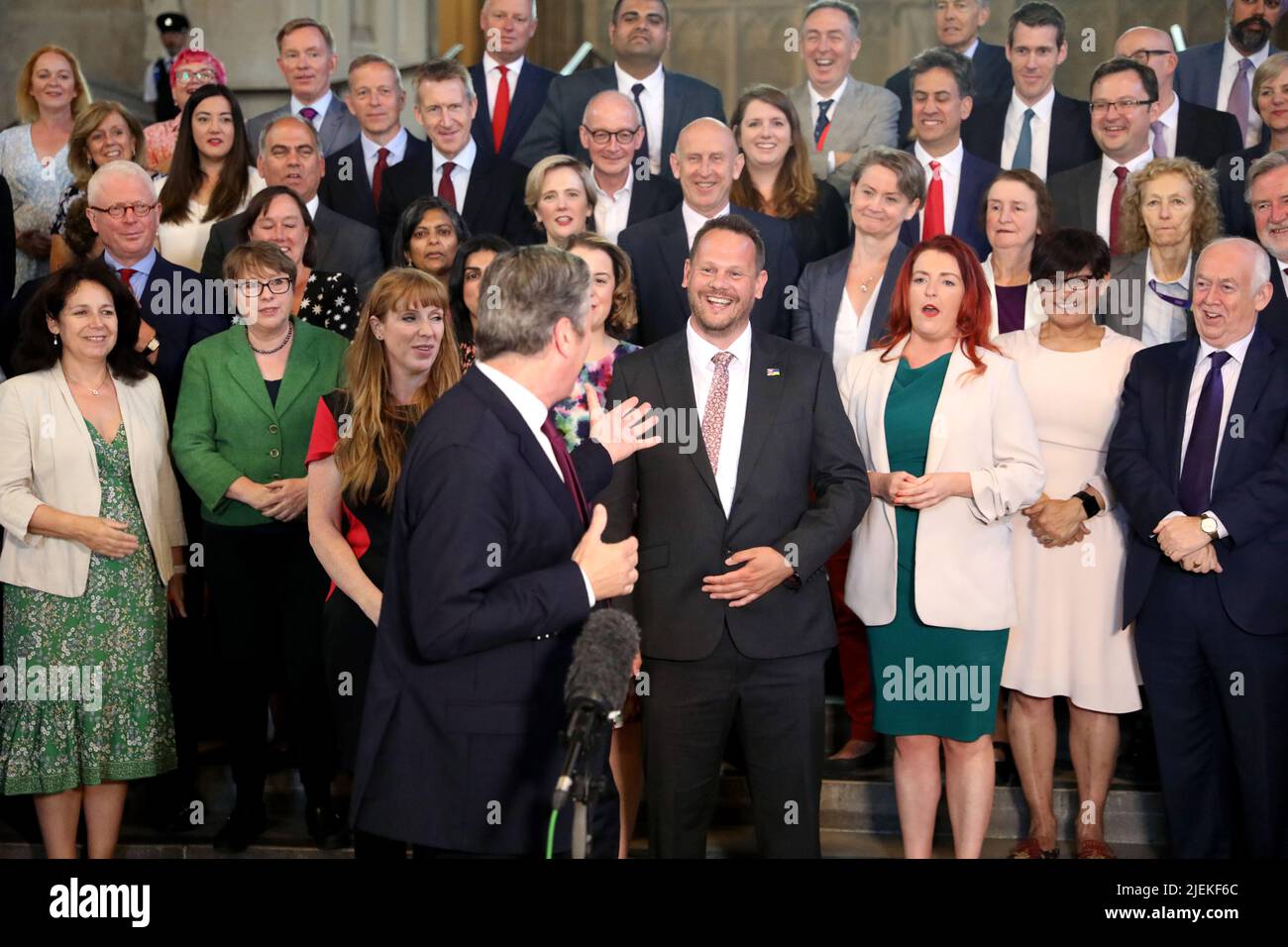 Il neoeletto deputato per Wakefield, Simon lightwood (centro), è accolto dal leader laburista Keir Starmer e dal Partito laburista parlamentare il suo primo giorno di lavoro presso il Parlamento di Westminster, Londra. Data foto: Lunedì 27 giugno 2022. Foto Stock