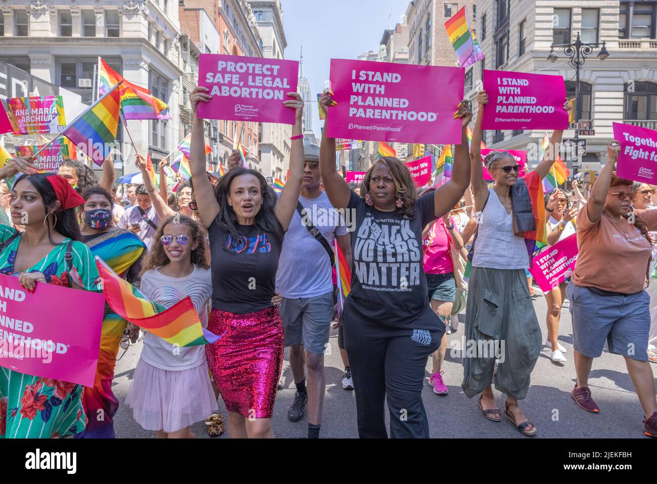 NEW YORK, N.Y. – 26 giugno 2022: Un contingente di parentela in programma partecipa al 2022 marzo NYC Pride. Foto Stock