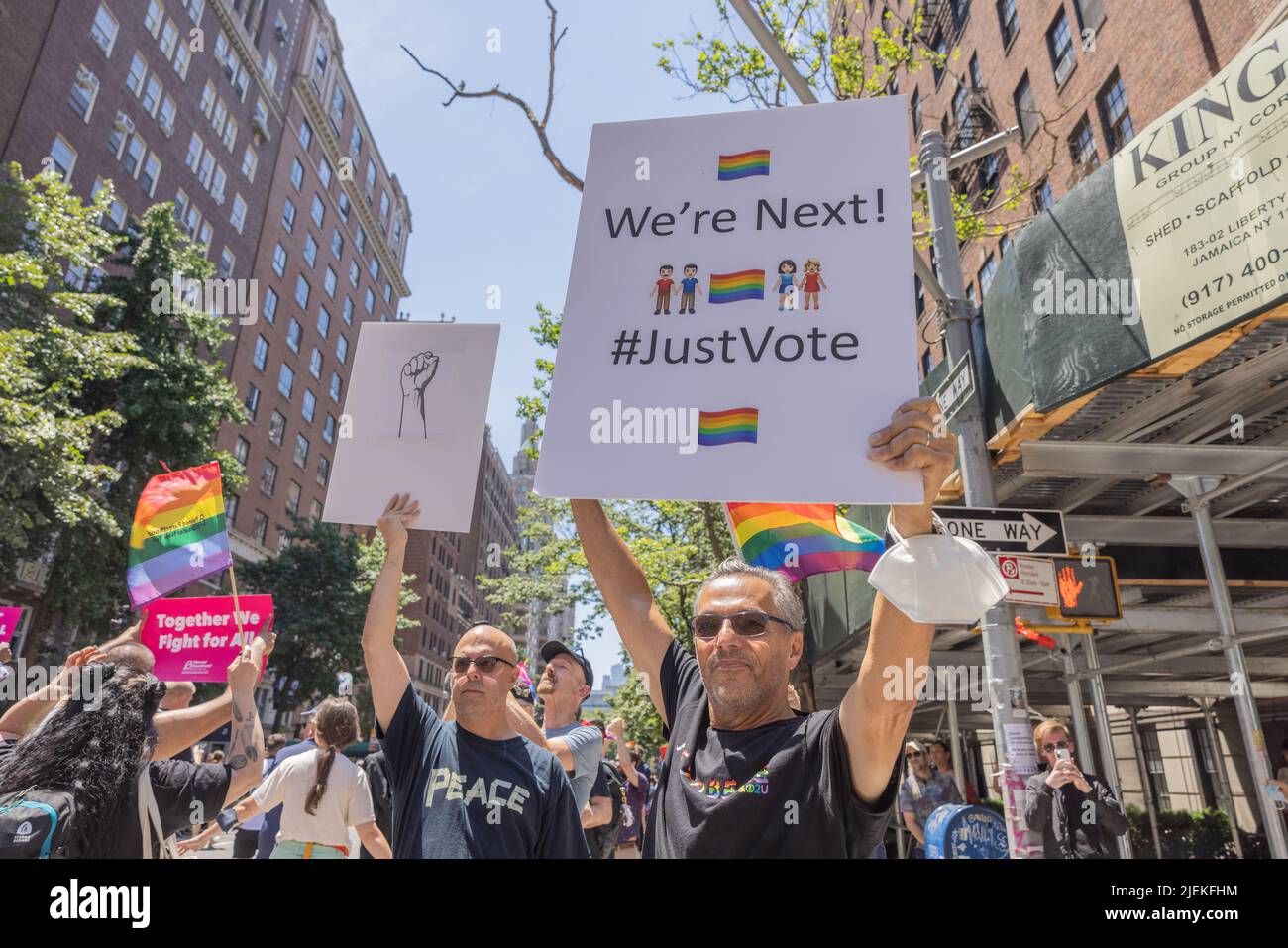 NEW YORK, N.Y. – 26 giugno 2022: I manifestanti sono visti alla marcia NYC Pride 2022 a Manhattan. Foto Stock