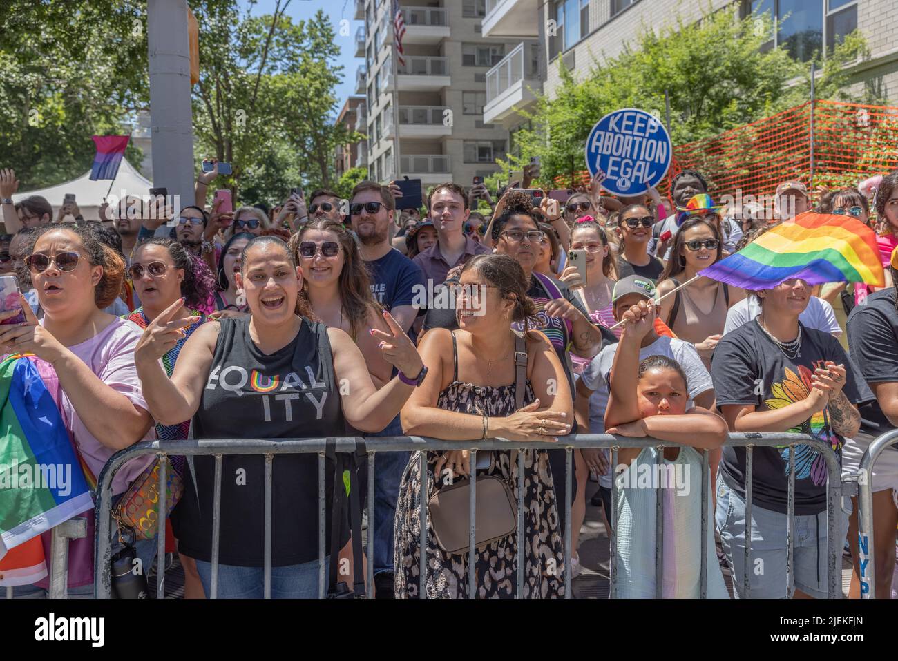 NEW YORK, N.Y. – 26 giugno 2022: Gli spettatori sono visti alla marcia NYC Pride 2022 a Manhattan. Foto Stock