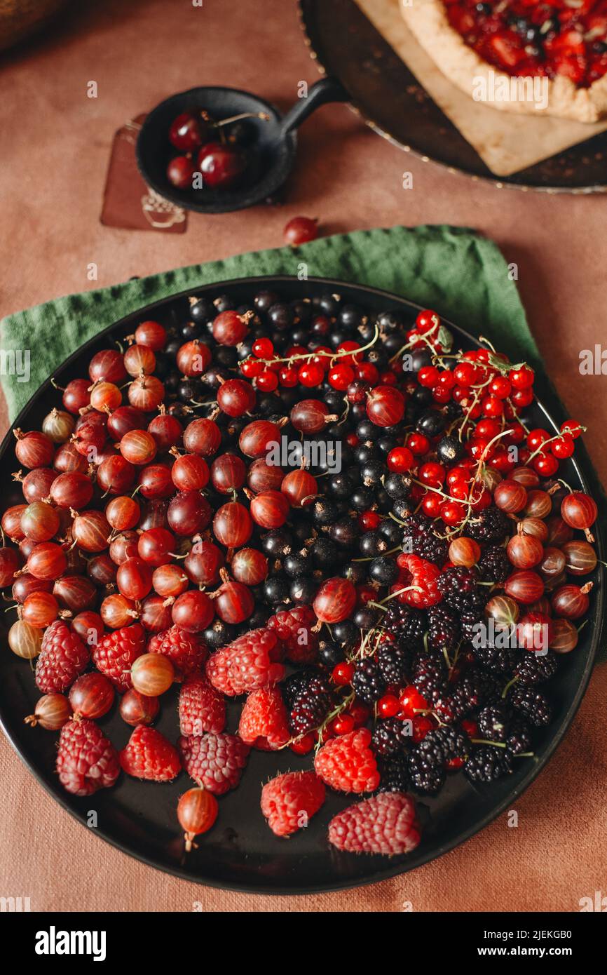 fotografia alimentare in basso chiave, frutta e bacche vitamine, cibo per la vegatarina Foto Stock