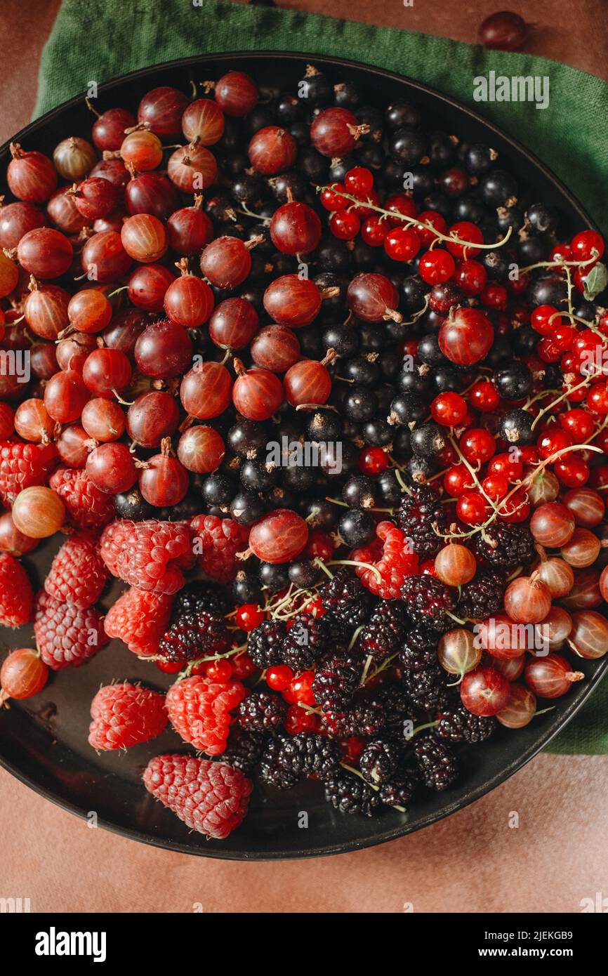 fotografia alimentare in basso chiave, frutta e bacche vitamine, cibo per la vegatarina Foto Stock