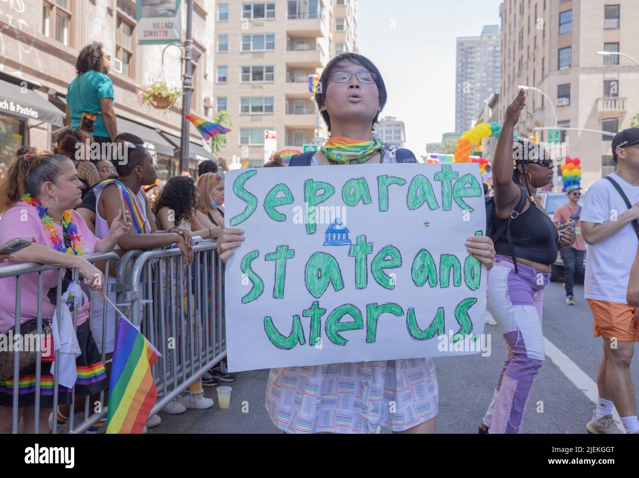 NEW YORK, N.Y. – 26 giugno 2022: Un dimostratore è visto durante il 2022 marzo NYC Pride. Foto Stock
