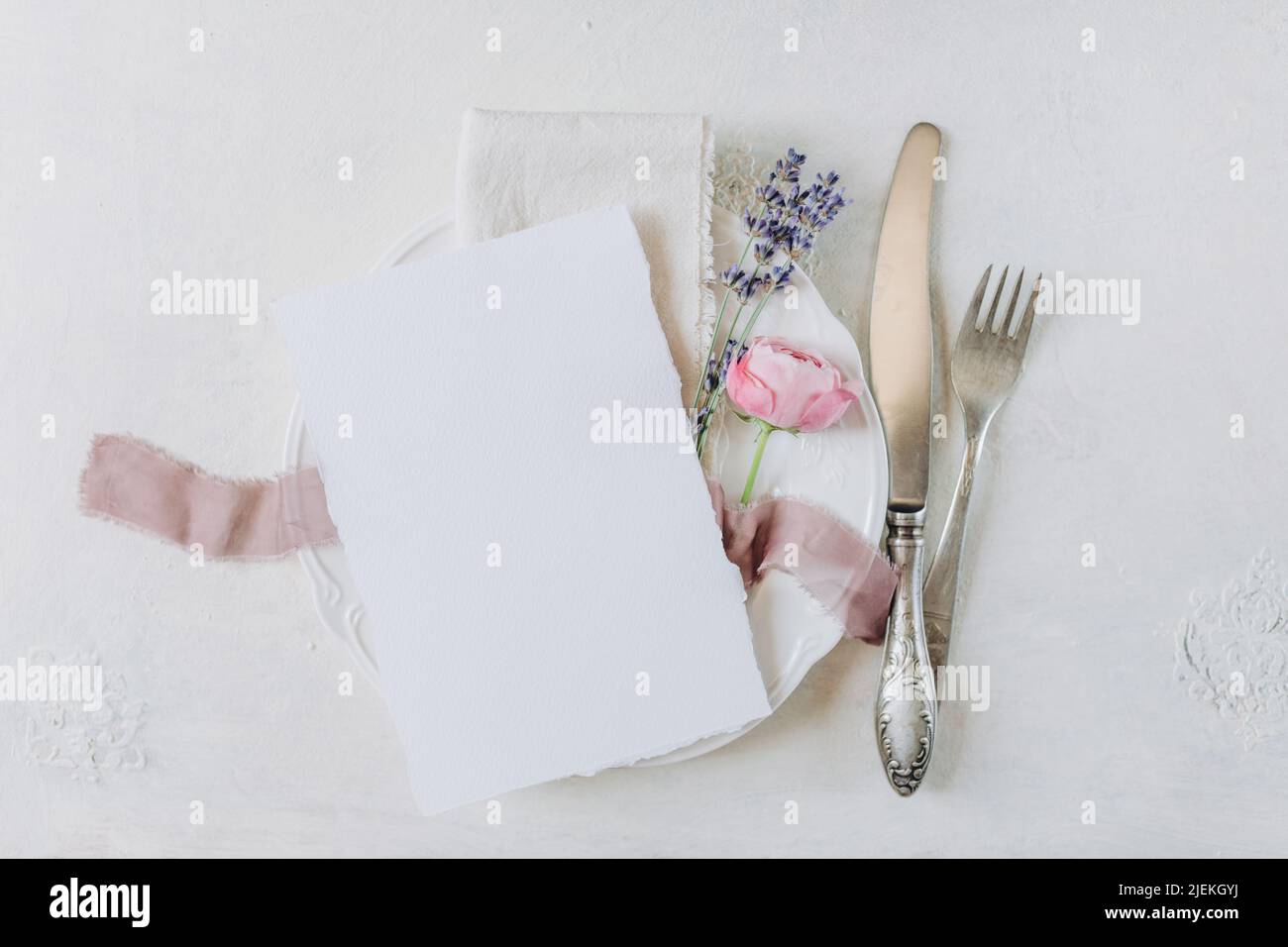 foglio bianco di carta su un piatto, menu mockup, invito mockup, biglietto da visita o lettera mockup Foto Stock