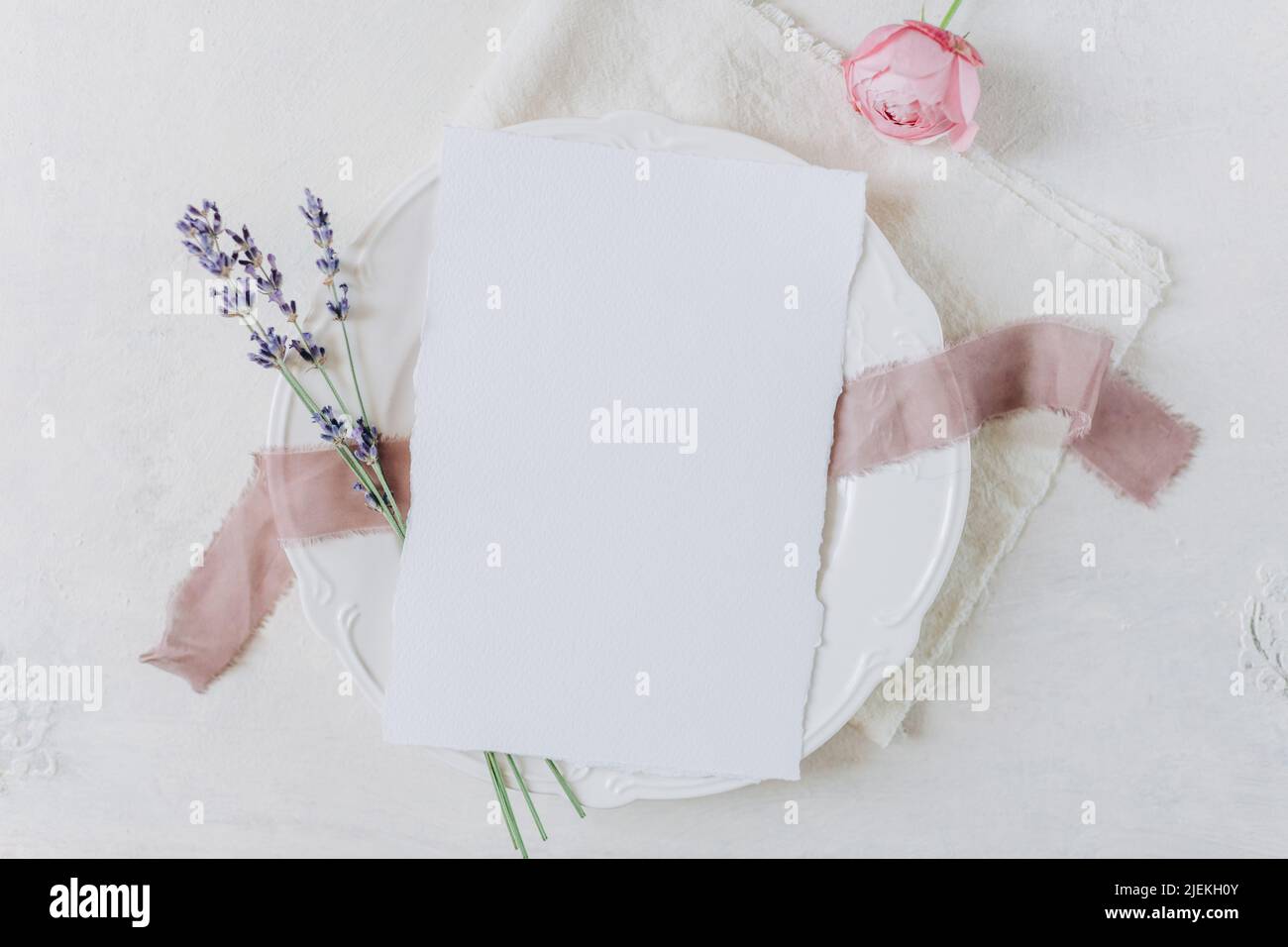 foglio bianco di carta su un piatto, menu mockup, invito mockup, biglietto da visita o lettera mockup Foto Stock