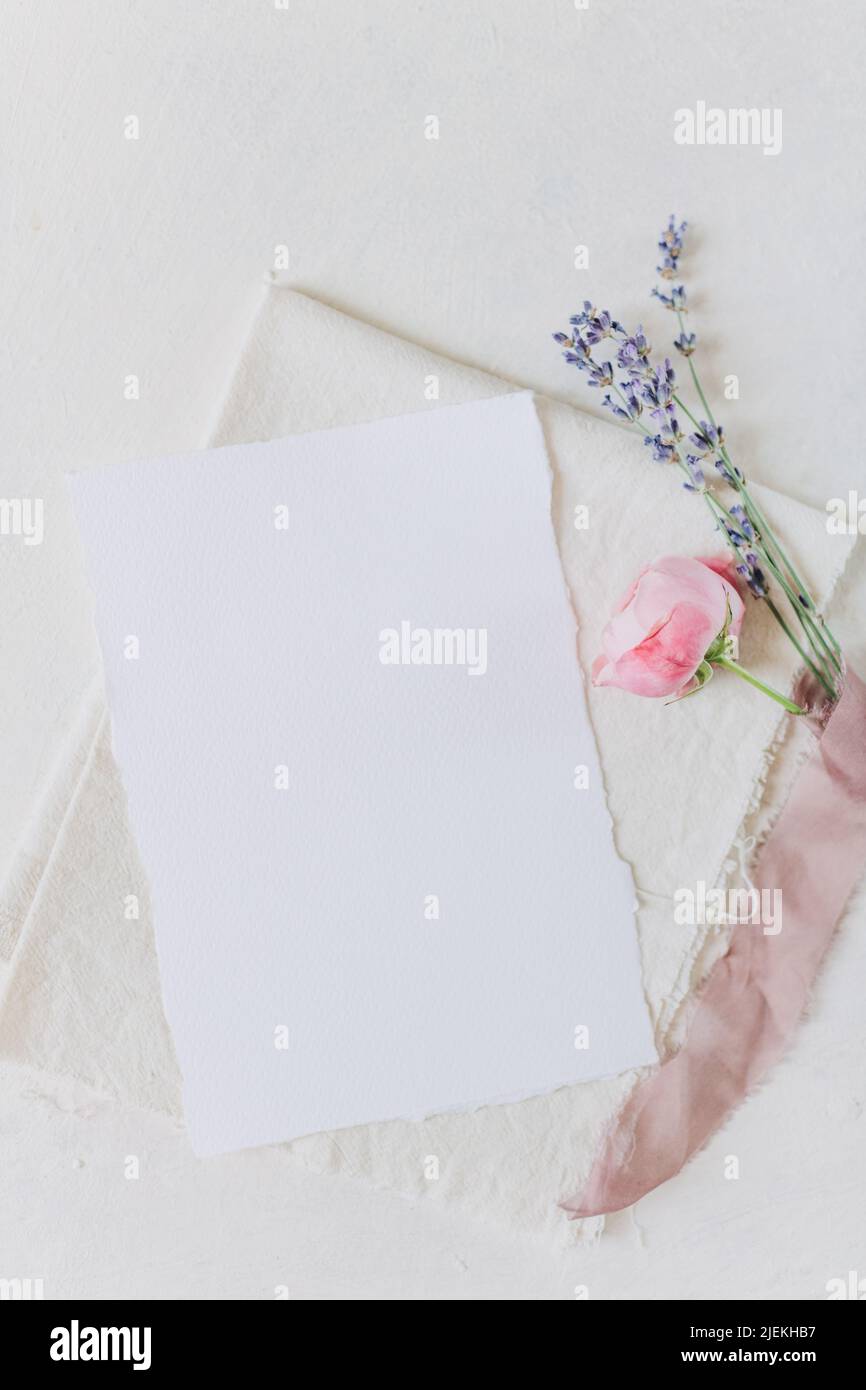 foglio bianco di carta su un piatto, menu mockup, invito mockup, biglietto da visita o lettera mockup Foto Stock