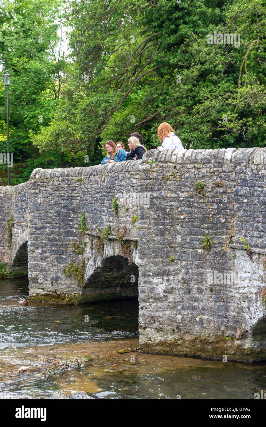 17th secolo il ponte Sheepwash, Ashford in the Water, Derbyshire, Inghilterra, Regno Unito Foto Stock