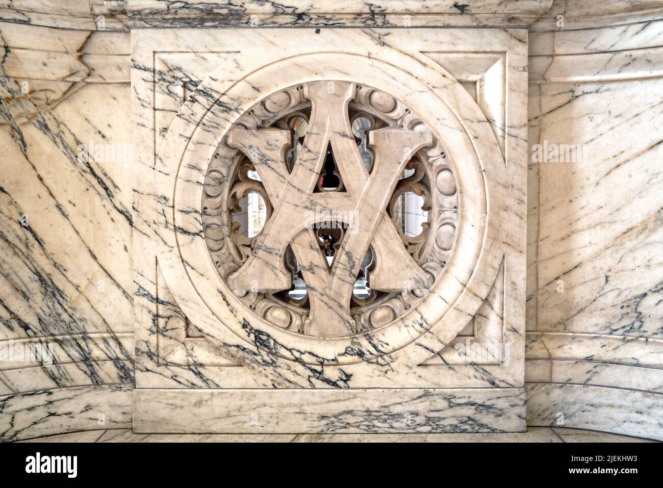 Londra, UK - 17th Aprile 2022: Le iniziali della Regina Vittoria e del Principe Alberto, scolpite nella scala di marmo del Victoria and Albert Museum, Lond Foto Stock