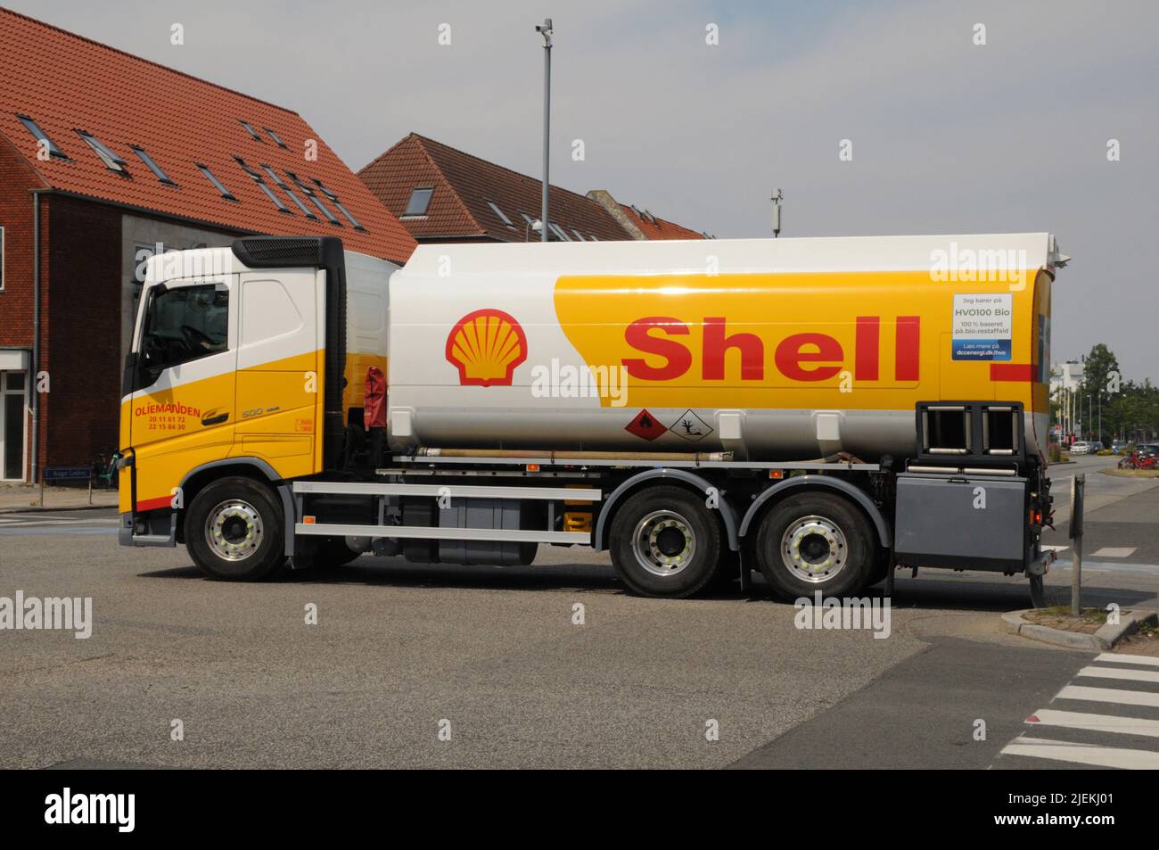 Kastrup/Copenhagen/Denmark/27 June 2022/Shell benzina consegna camion nella capitale danese Copenahgen Denamrk.(Photo..Francis Joseph Dean/Dean Pictures) Foto Stock