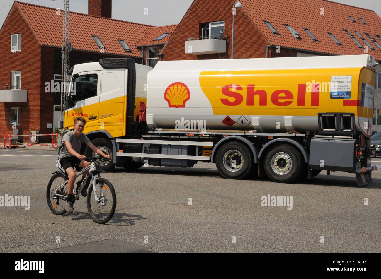 Kastrup/Copenhagen/Denmark/27 June 2022/Shell benzina consegna camion nella capitale danese Copenahgen Denamrk.(Photo..Francis Joseph Dean/Dean Pictures) Foto Stock
