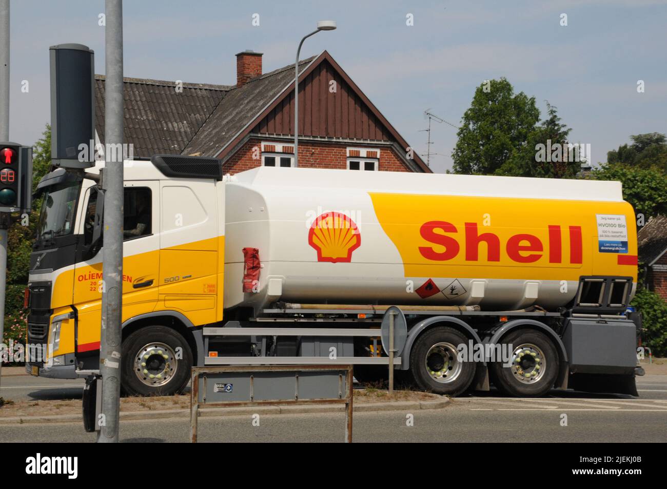 Kastrup/Copenhagen/Denmark/27 June 2022/Shell benzina consegna camion nella capitale danese Copenahgen Denamrk.(Photo..Francis Joseph Dean/Dean Pictures) Foto Stock