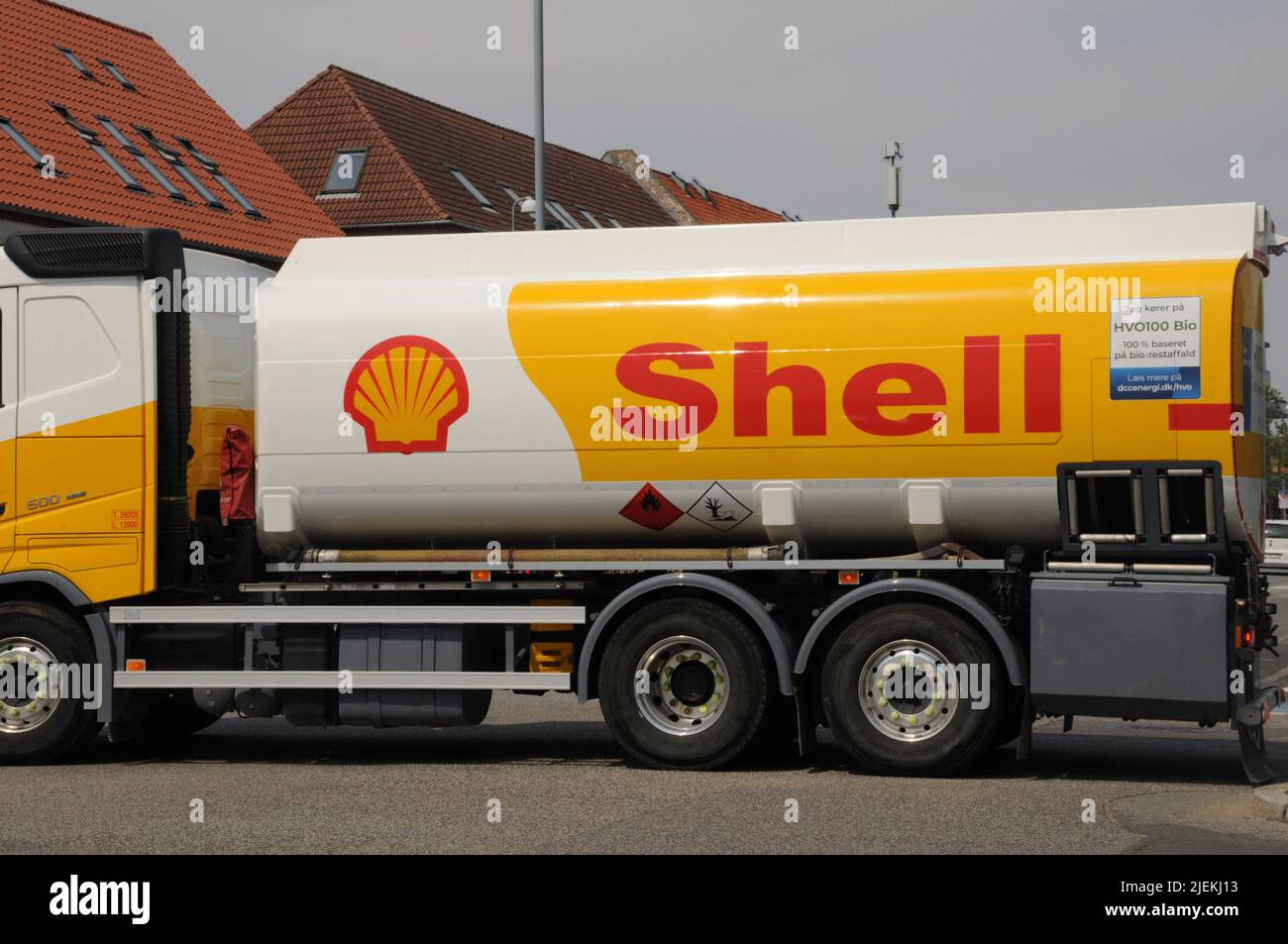 Kastrup/Copenhagen/Denmark/27 June 2022/Shell benzina consegna camion nella capitale danese Copenahgen Denamrk.(Photo..Francis Joseph Dean/Dean Pictures) Foto Stock