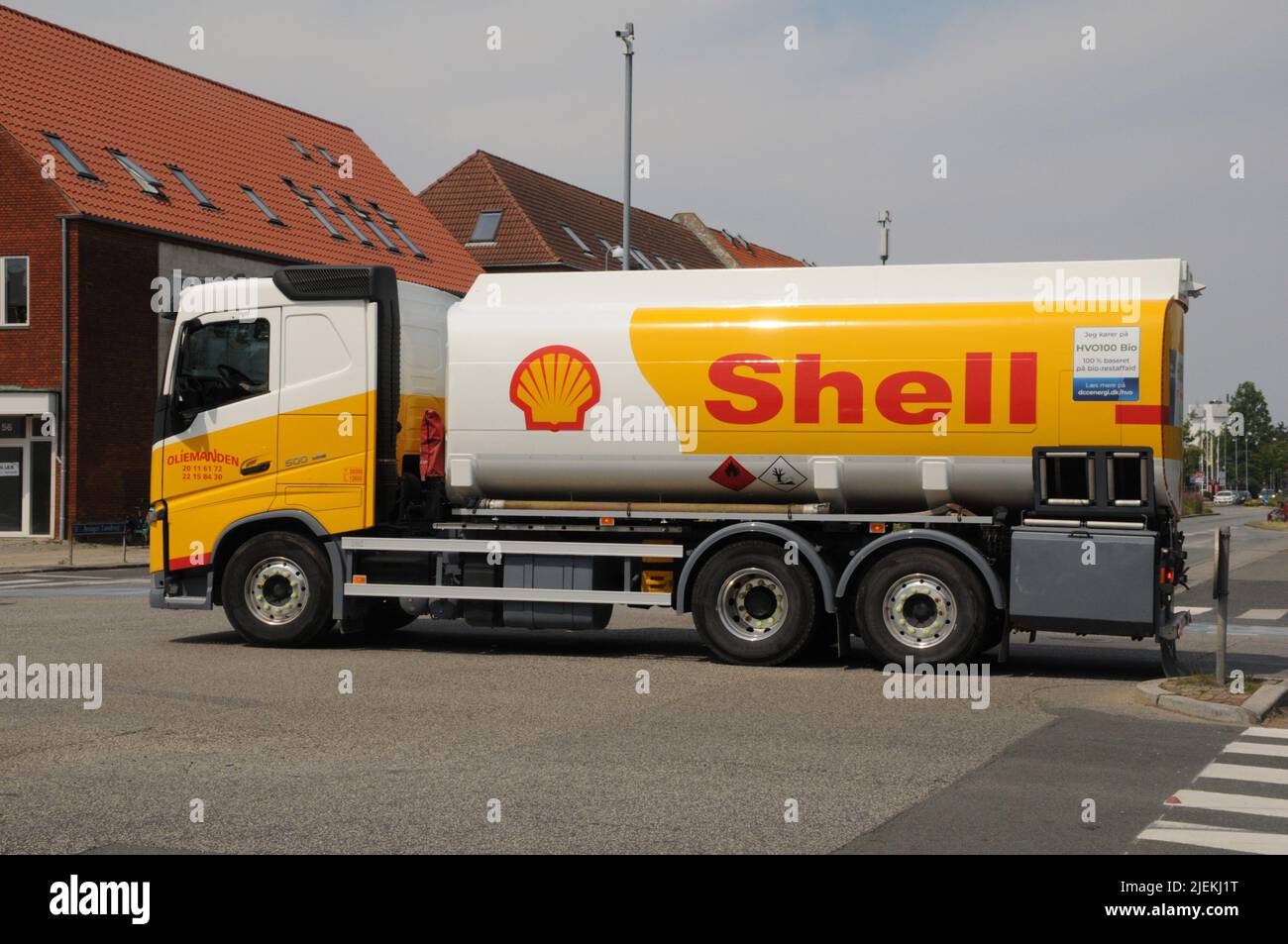 Kastrup/Copenhagen/Denmark/27 June 2022/Shell benzina consegna camion nella capitale danese Copenahgen Denamrk.(Photo..Francis Joseph Dean/Dean Pictures) Foto Stock
